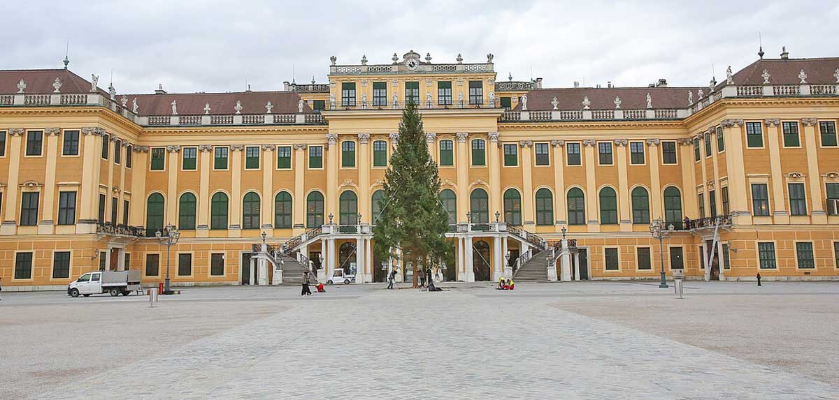 Fichte aus dem Salzkammergut als Jubiläumsbaum Kultur- & Weihnachtsmarkt Schloss Schönbrunn