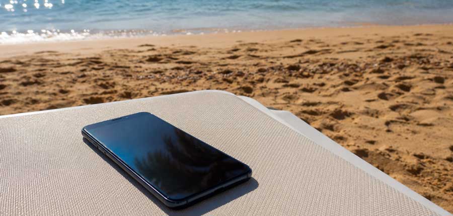 Smartphone im Urlaub – Die wichtigsten Tipps zu Notruf, Roaming und Sicherheit