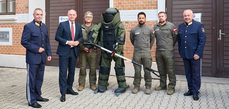 Neue Bombenschutzanzüge für den Entschärfungsdienst der Polizei