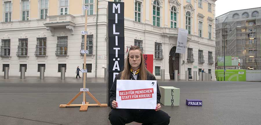 Zwei Meter fürs Militär, kaum sichtbar für Frauen: SJ stellt Budgetprioritäten vor dem Kanzleramt in Frage